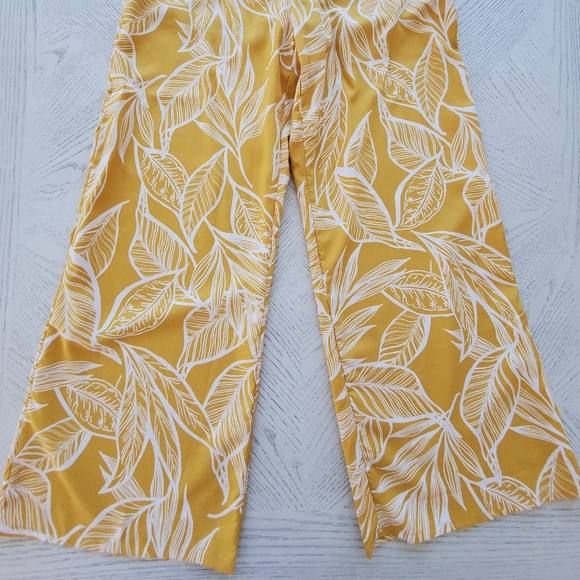 🍌Two Piece Banana Leaf Pant Suit 🍌 - Picture 3 of 9